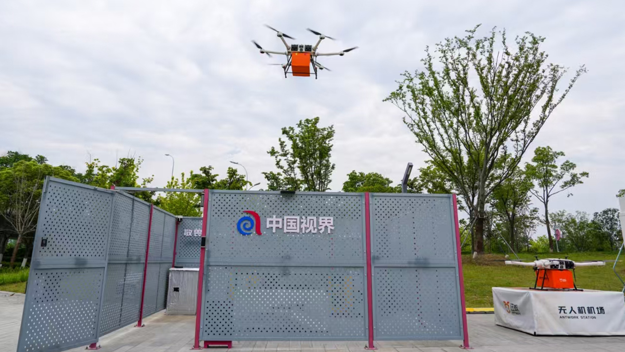 合肥送吧飞合低空物流有限公司配送无人机正在降落。